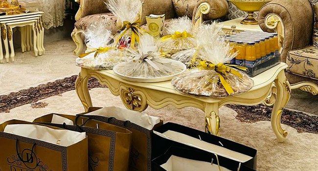 غرفة منزلية مزينة بهدايا وحلويات احتفالاً بمراسم الزواج.