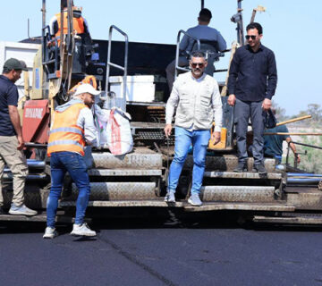 مشروع إكساء ثلاثة طرق رئيسة