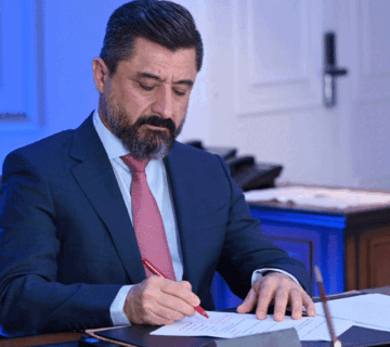 وزير العدل يوقّع وثيقة 