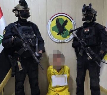 صورة توضح عناصر من جهاز مكافحة الإرهاب خلال عملية إلقاء القبض على أحد المطلوبين 