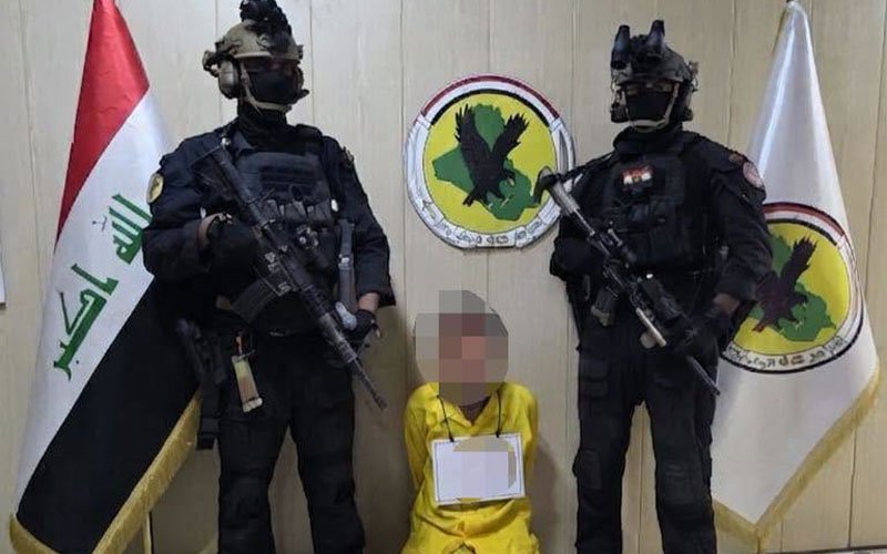 صورة توضح عناصر من جهاز مكافحة الإرهاب خلال عملية إلقاء القبض على أحد المطلوبين 