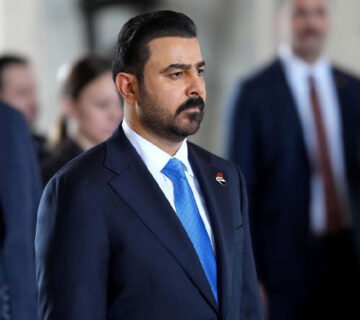 صورة توضح رئيس الوزراء العراقي خلال مراسم ختام زيارته الرسمية إلى تركيا قبل عودته إلى بغداد 