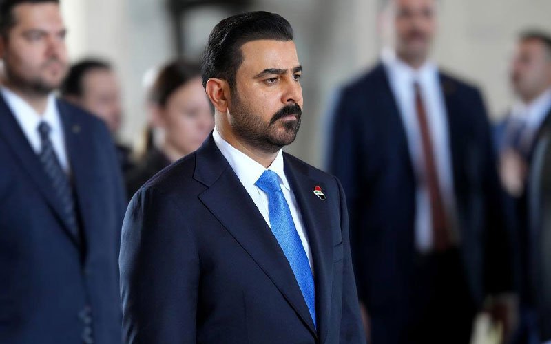 صورة توضح رئيس الوزراء العراقي خلال مراسم ختام زيارته الرسمية إلى تركيا قبل عودته إلى بغداد 