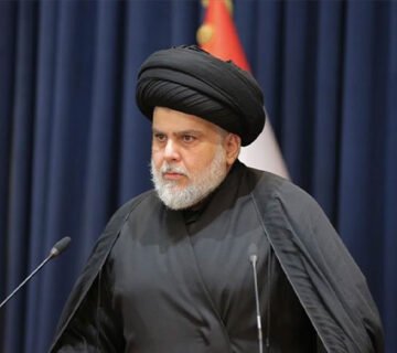 صورة توضح السيد مقتدى الصدر خلال كلمة أو لقاء رسمي يؤكد فيه رفض الاعتداء على العراق وضرورة حماية أمنه وسيادته 