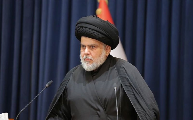 صورة توضح السيد مقتدى الصدر خلال كلمة أو لقاء رسمي يؤكد فيه رفض الاعتداء على العراق وضرورة حماية أمنه وسيادته