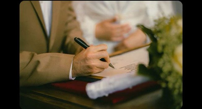 توقيع وثيقة عقد القِران ضمن مراسم الزواج البغدادية.