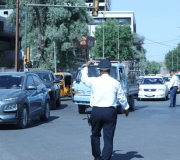 شرطي مرور ينظم حركة المركبات في أحد شوارع بغداد 