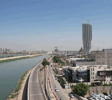 مدينة حديثة ونهر وبرج قيد الإنشاء
