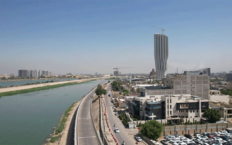 مدينة حديثة ونهر وبرج قيد الإنشاء