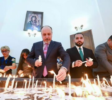 مسؤولون عراقيون وشخصيات دينية يضيئون الشموع داخل كنيسة مريم العذراء في بغداد، بحضور أمين بغداد، في لفتة ترمز إلى الوحدة الوطنية وروح التعايش في ذكرى تاريخية 