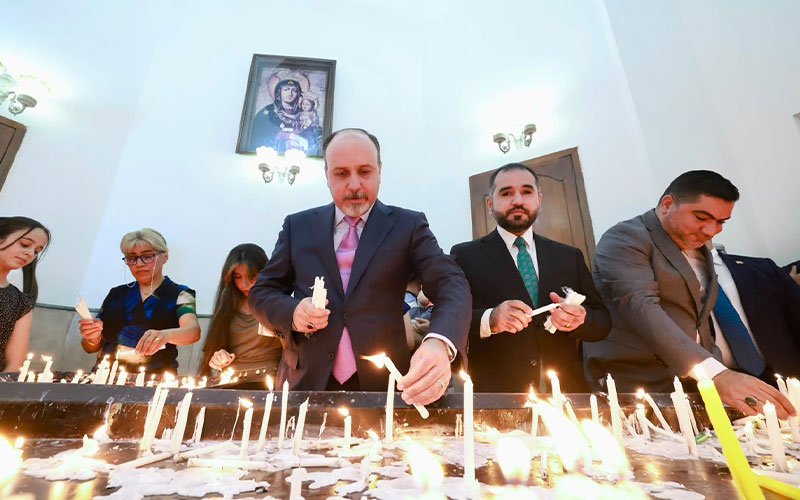 مسؤولون عراقيون وشخصيات دينية يضيئون الشموع داخل كنيسة مريم العذراء في بغداد، بحضور أمين بغداد، في لفتة ترمز إلى الوحدة الوطنية وروح التعايش في ذكرى تاريخية 