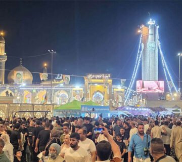 حشود من المواطنين يحتفلون بالمولد النبوي ليلاً أمام الحضرة القادرية في بغداد 