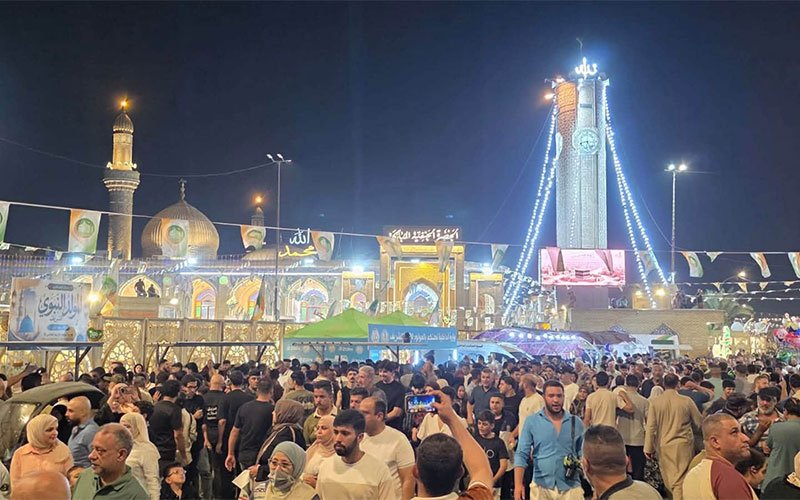 حشود من المواطنين يحتفلون بالمولد النبوي ليلاً أمام الحضرة القادرية في بغداد 