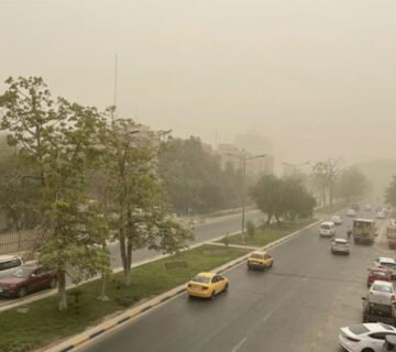 أجواء مغبرة وانخفاض في مدى الرؤية على أحد شوارع العراق 