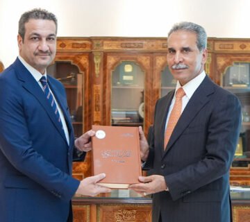 القاضي فائق زيدان يتسلم نسخة من التقرير السنوي لديوان الرقابة المالية 