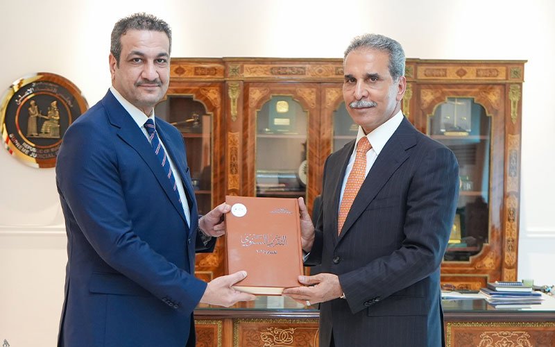 القاضي فائق زيدان يتسلم نسخة من التقرير السنوي لديوان الرقابة المالية