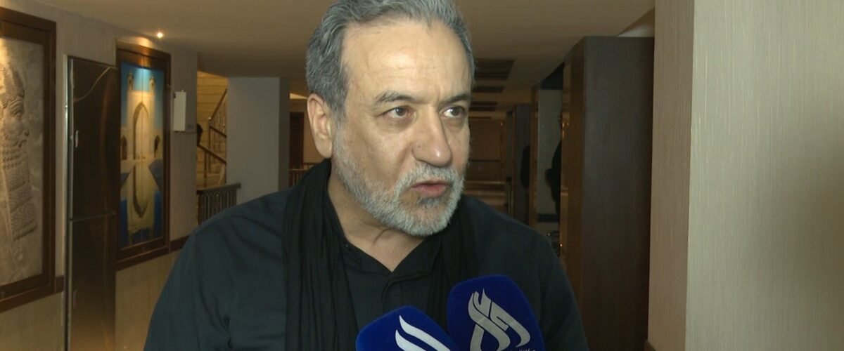عراقجي يتحدث إلى وسائل الإعلام خلال لقاء صحفي 