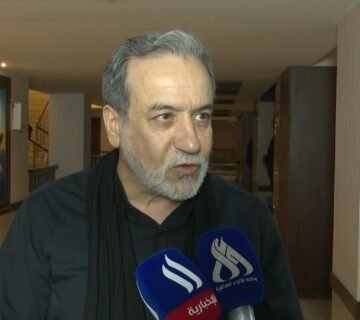 عراقجي يتحدث إلى وسائل الإعلام خلال لقاء صحفي 