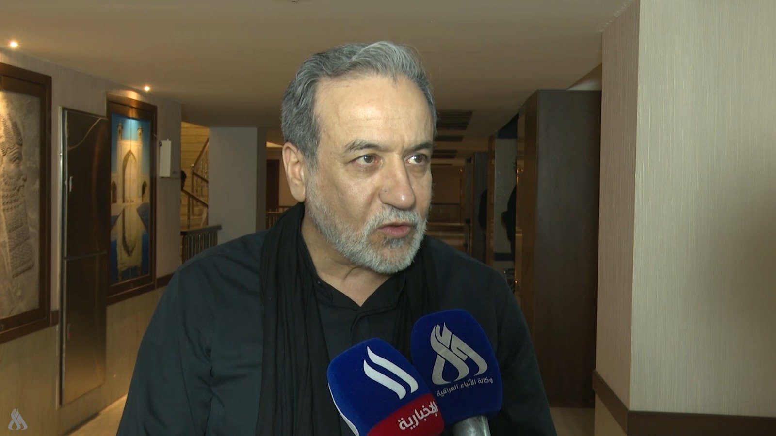 عراقجي يتحدث إلى وسائل الإعلام خلال لقاء صحفي