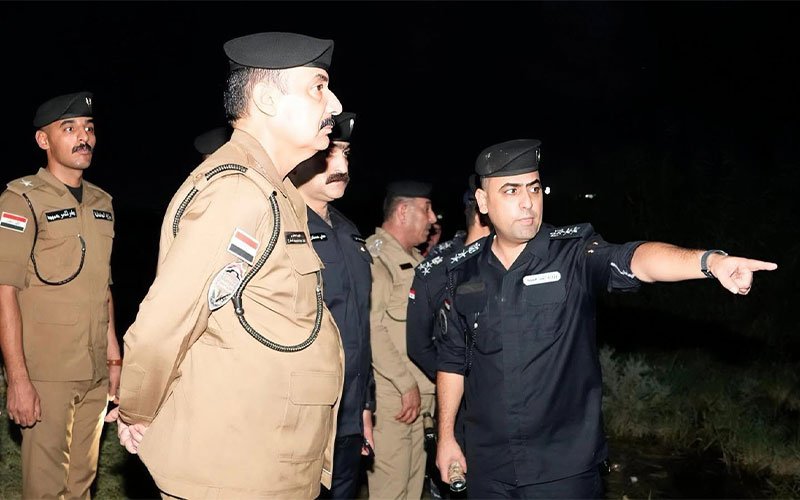 صورة لعدد من أفراد الأمن العراقي بزيهم الرسمي أثناء جولة ميدانية ليلية