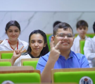 مدارس-الموهوبين طلاب عراقيون داخل قاعة امتحانية أثناء اختبارات القبول لمدارس الموهوبين