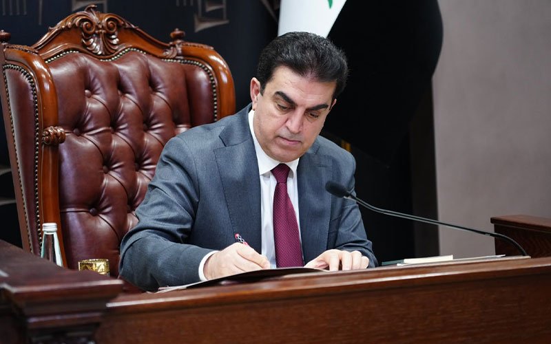 مسؤول عراقي (الأتروشي) يجلس على كرسي جلدي فخم