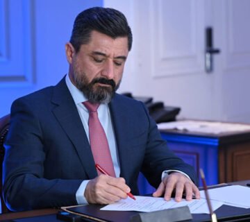 وزير العدل يوقع وثائق رسمية على مكتبه 