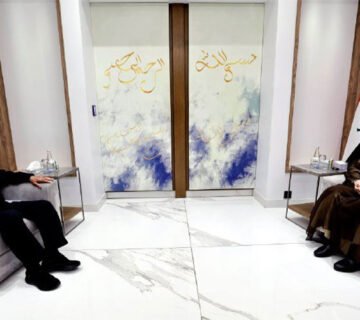 السيد عمار الحكيم وهادي العامري في لقاء رسمي بجانب العلم العراقي 