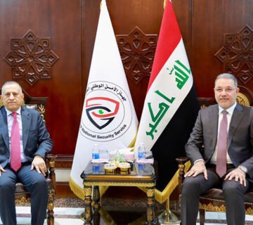 اجتماع مسؤولين عراقيين خلفهما العلم العراقي وعلم جهاز الأمن الوطني 