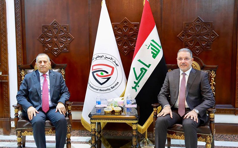 اجتماع مسؤولين عراقيين خلفهما العلم العراقي وعلم جهاز الأمن الوطني 