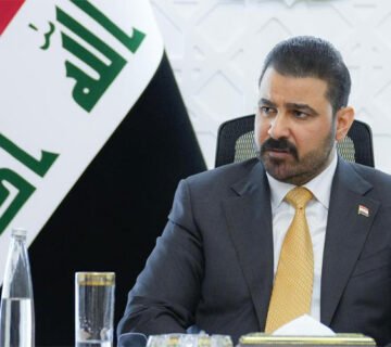 رئيس الوزراء العراقي علي فالح الزيدي بجانب العلم العراقي 