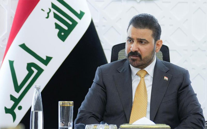 رئيس الوزراء العراقي علي فالح الزيدي بجانب العلم العراقي 