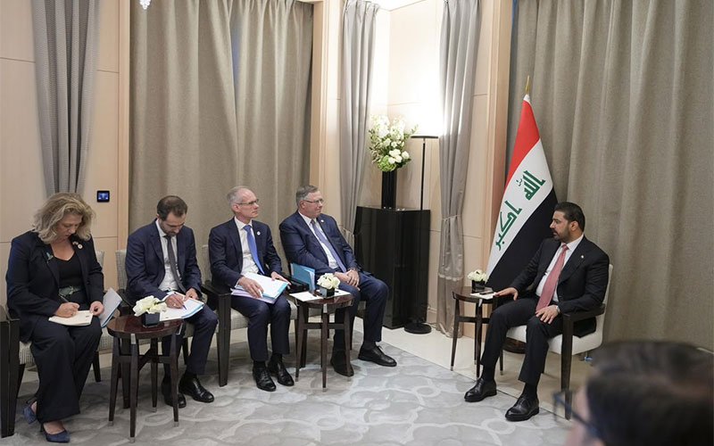 لقاء جمع رئيس الوزراء العراقي بوفد أجنبي في قاعة اجتماعات بجانب العلم العراقي 