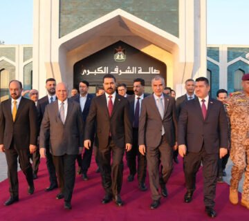رئيس الوزراء العراقي والوفد المرافق له على السجادة الحمراء أمام صالة الشرف الكبرى بالمطار 