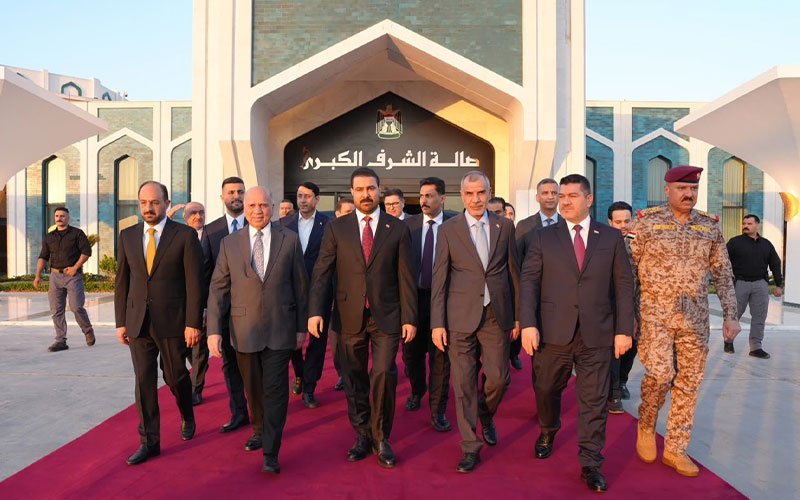رئيس الوزراء العراقي والوفد المرافق له على السجادة الحمراء أمام صالة الشرف الكبرى بالمطار 