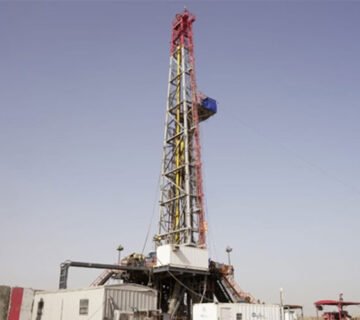 برج حفر نفطي تابع لشركة الحفر العراقية في موقع عمل صحراوي 