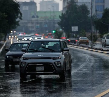 حركة السيارات في أحد شوارع العراق أثناء هطول الأمطار وانخفاض درجات الحرارة 