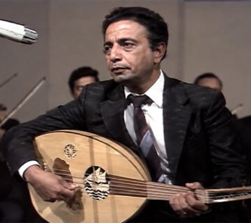 عباس جميل يعزف على العود خلال إحدى حفلاته 
