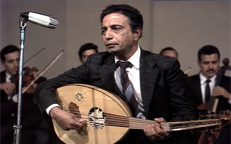 عباس جميل يعزف على العود خلال إحدى حفلاته 
