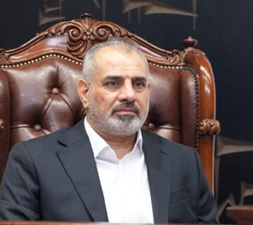 صورة للسيد فيحان يجلس على كرسي خشبي فخم ومزخرف بجلد بني خلال ترؤسه جلسة تقييم أداء الوزارات 