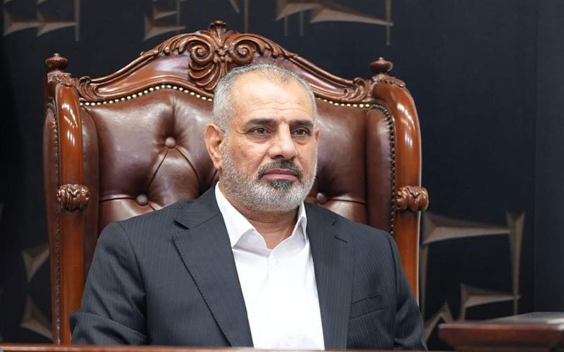 صورة للسيد فيحان يجلس على كرسي خشبي فخم ومزخرف بجلد بني خلال ترؤسه جلسة تقييم أداء الوزارات 
