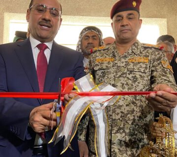 مسؤول برتبة رسمية وقائد عسكري يقصان الشريط الأحمر لافتتاح مدرسة جديدة بحضور عدد من الأشخاص والأطفال 