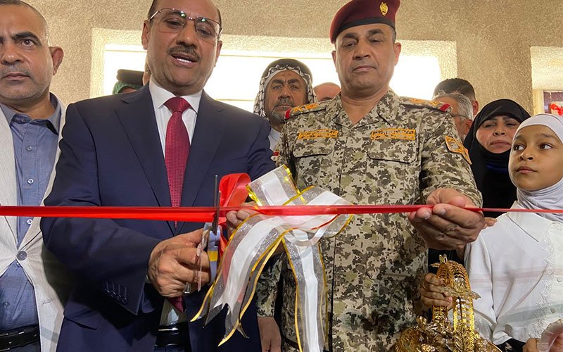 مسؤول برتبة رسمية وقائد عسكري يقصان الشريط الأحمر لافتتاح مدرسة جديدة بحضور عدد من الأشخاص والأطفال 