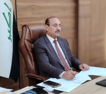 محافظ بغداد خلال أداء مهامه في مكتبه 