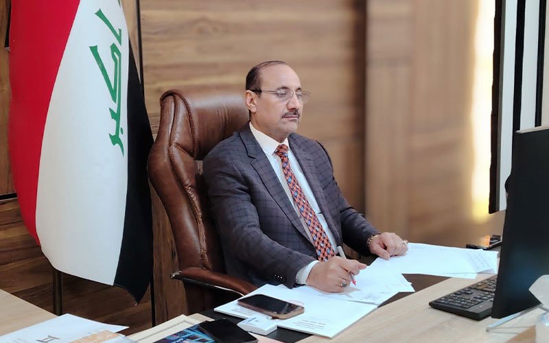 محافظ بغداد خلال أداء مهامه في مكتبه 