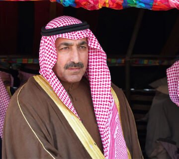 النائب محمد شاهر خلال مناسبة اجتماعية وسط عدد من الأشخاص 