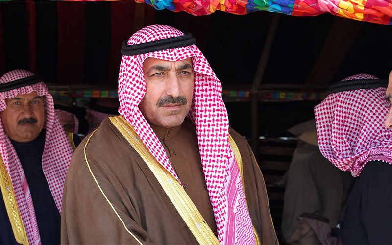 النائب محمد شاهر خلال مناسبة اجتماعية وسط عدد من الأشخاص 