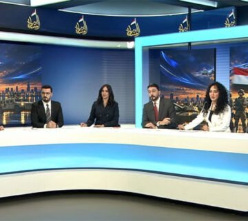 مذيعو النشرة الموحدة في استوديو الإخبارية العراقية بمناسبة يوم السيادة 