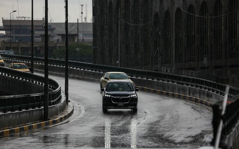 سيارات تسير في أحد شوارع العراق أثناء هطول الأمطار