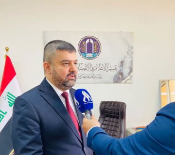 مسؤول في جامعة بغداد يتحدث خلال مقابلة إعلامية 